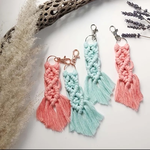 🆕 Fringe Macrame Key Ring Pink - Picture 2 of 4